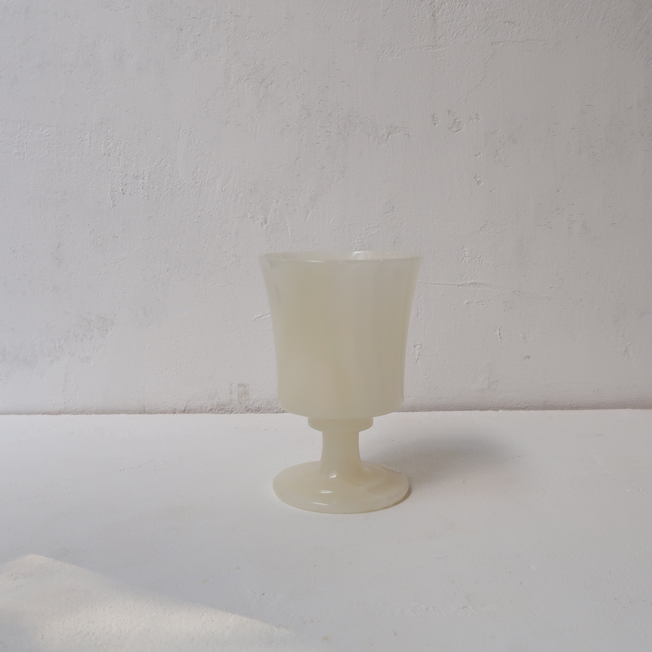 四角い石のゴブレット