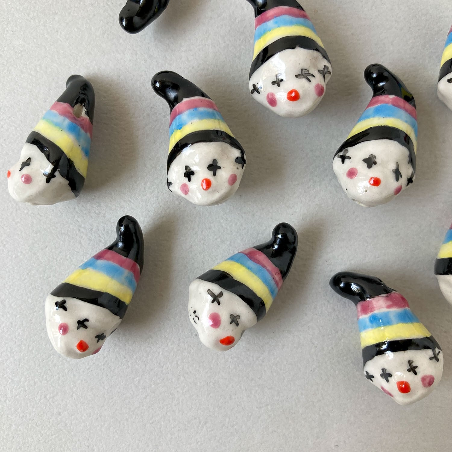 とんがり帽子をかぶったピエロの陶器ビーズ(28mm)