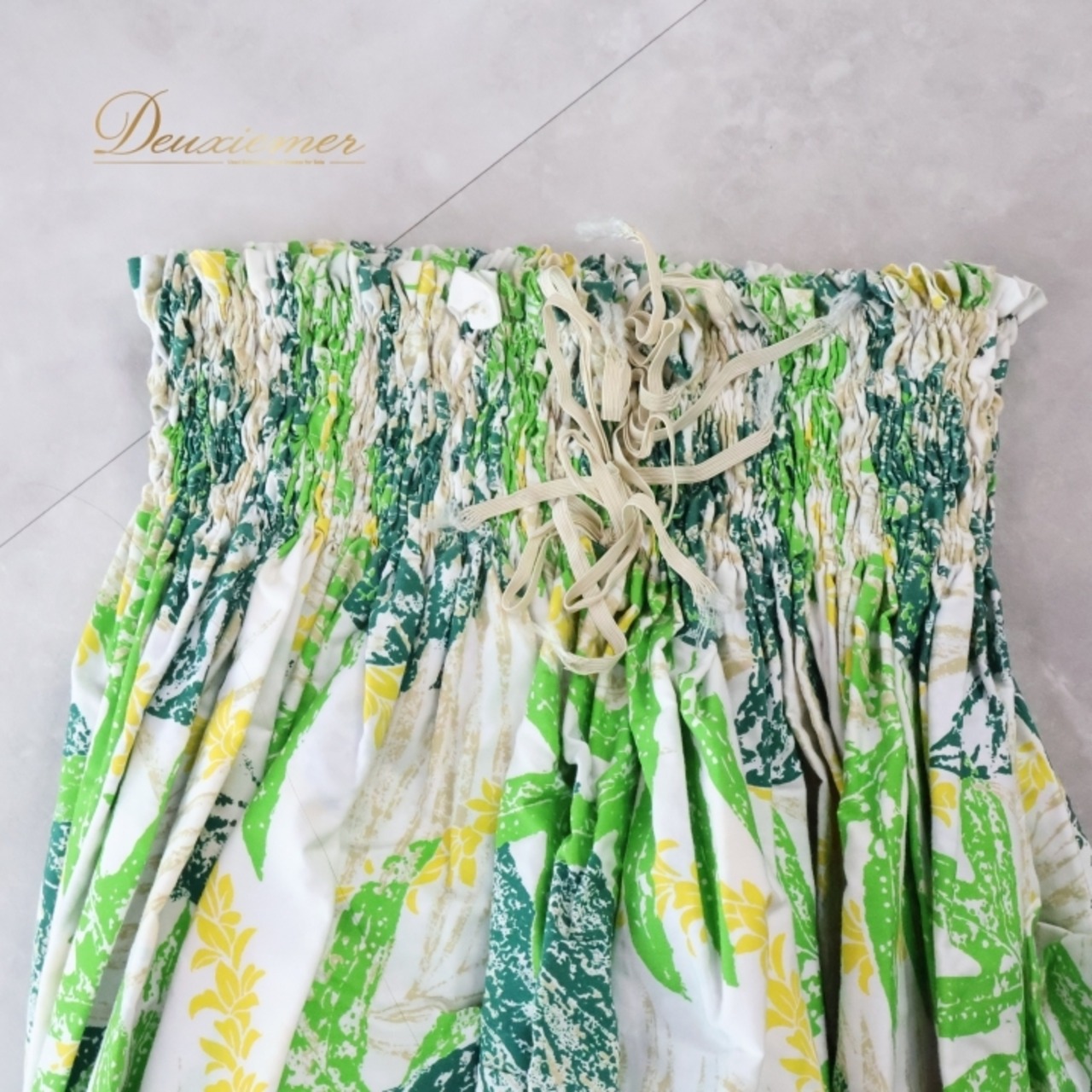 フラダンス 衣装 パウスカート ホワイト系 モンステラ柄 ハワイアンプリント アロハ フラ ダンス レッスン 練習 植物柄 花柄 シングルスカート 軽やか ふんわり さわやか かわいい おしゃれ 華やか グリーン系 イエロー系 ベージュ系 白 緑 黄緑 黄 グランジ加工 フレアスカート カジュアル カラフル スポーツウェア イベント用 レディース