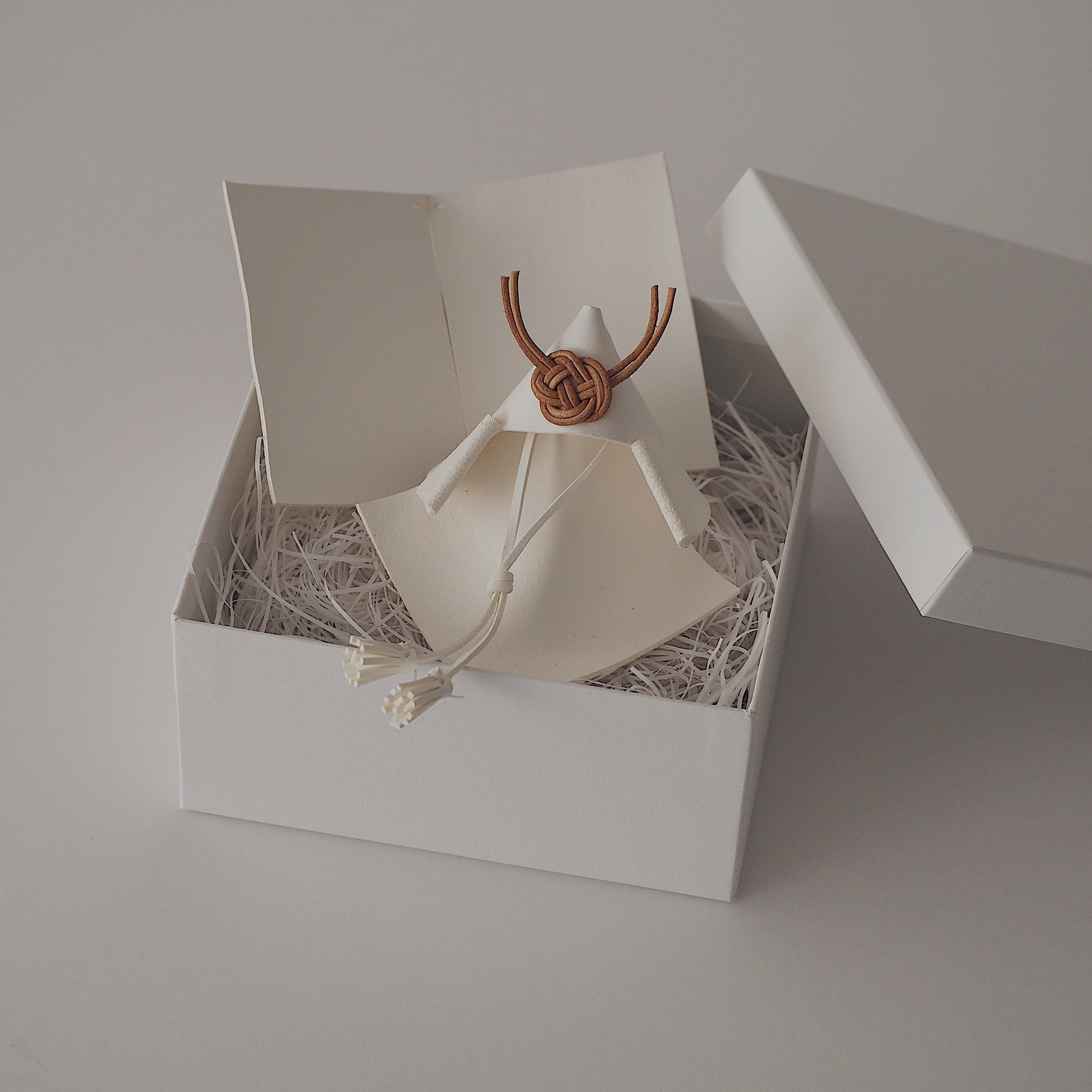 育てる兜 ＋ 革の台座 ivory | comorebito