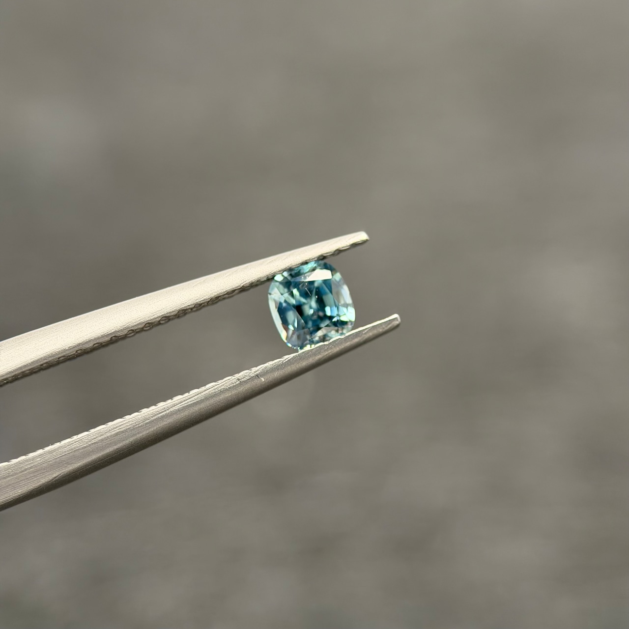 カラーチェンジジルコン 4.2x3.9mm, 0.43ct, ミャンマー産