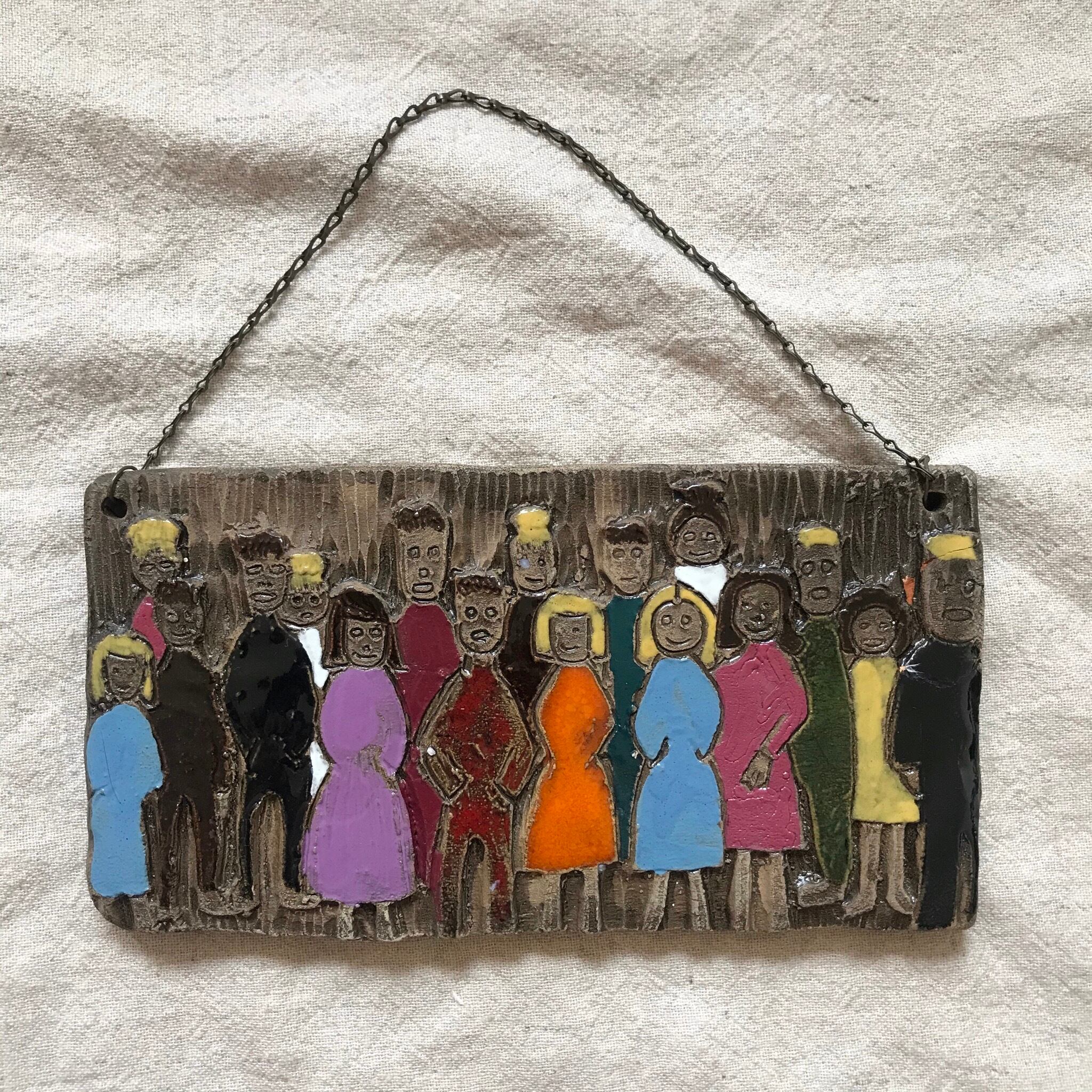 たくさんの人の陶板