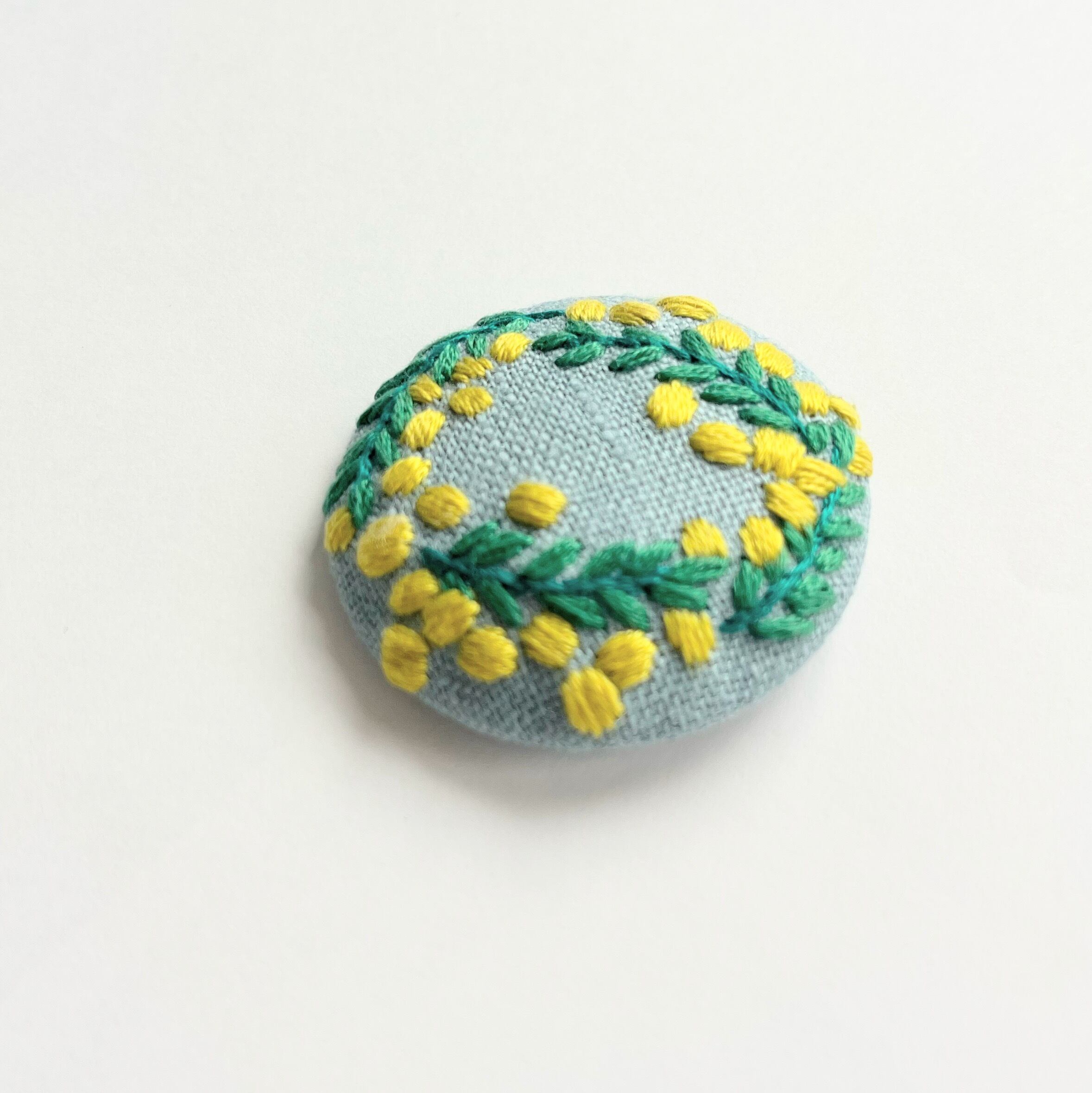 ミモザのリースの刺繍ブローチ【botanical】#348 | j.couture