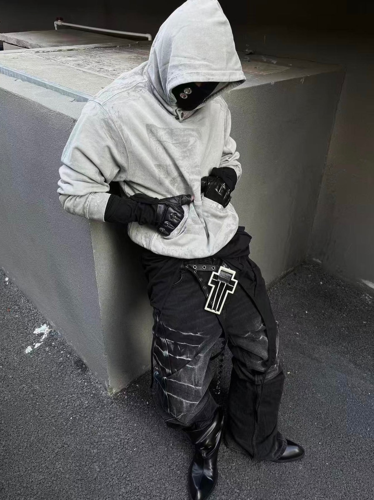【TH4SWE】Cracked Whisker Washed Flared Jeans