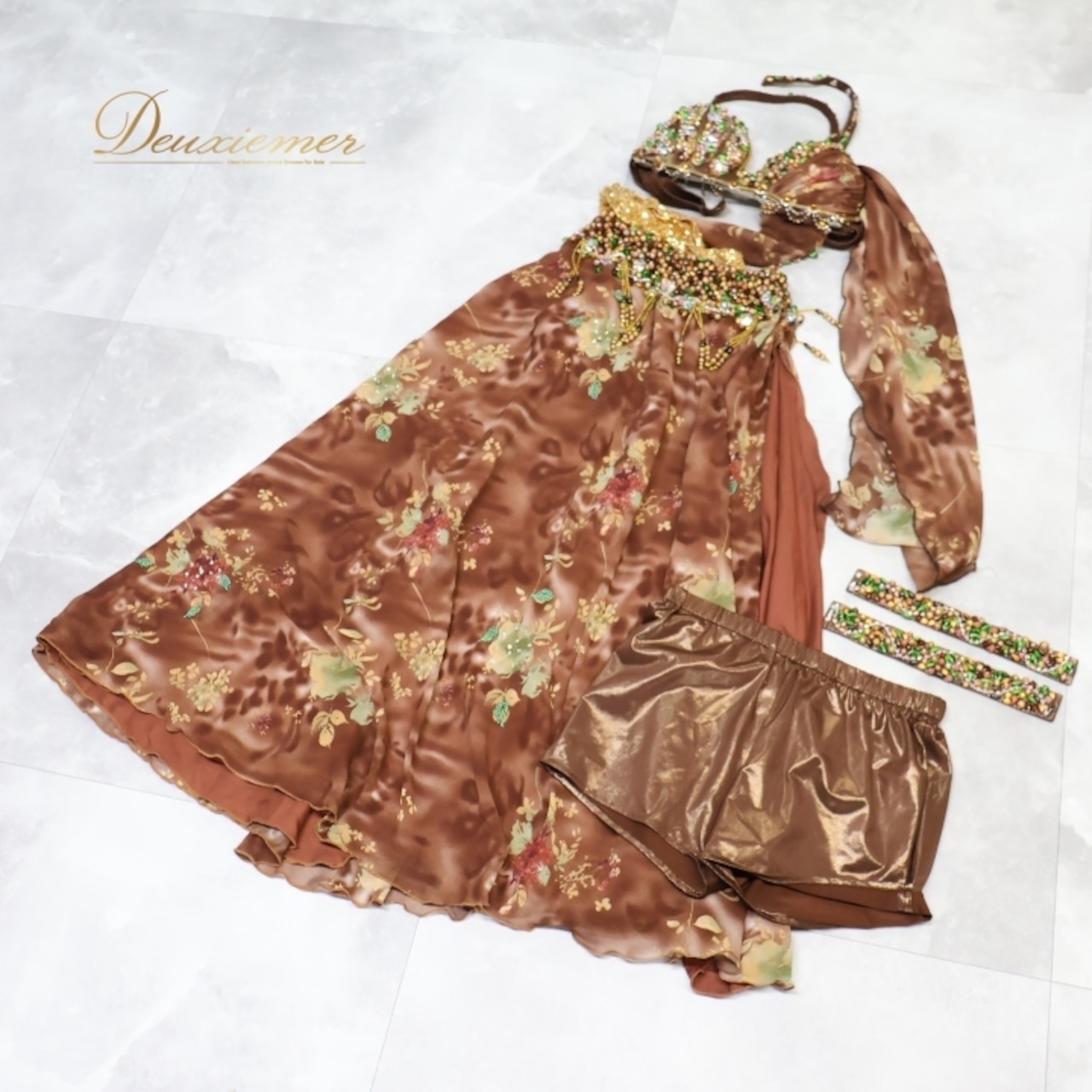 ベリーダンス オリエンタル 衣装 上下セット ブラウン系 トップス スカート インナーパンツ 茶 緑 ラインストーン ビーズ 豪華 装飾 かわいい 華やか ダンス衣装 イベント ステージ 葉っぱ柄 グリーン系