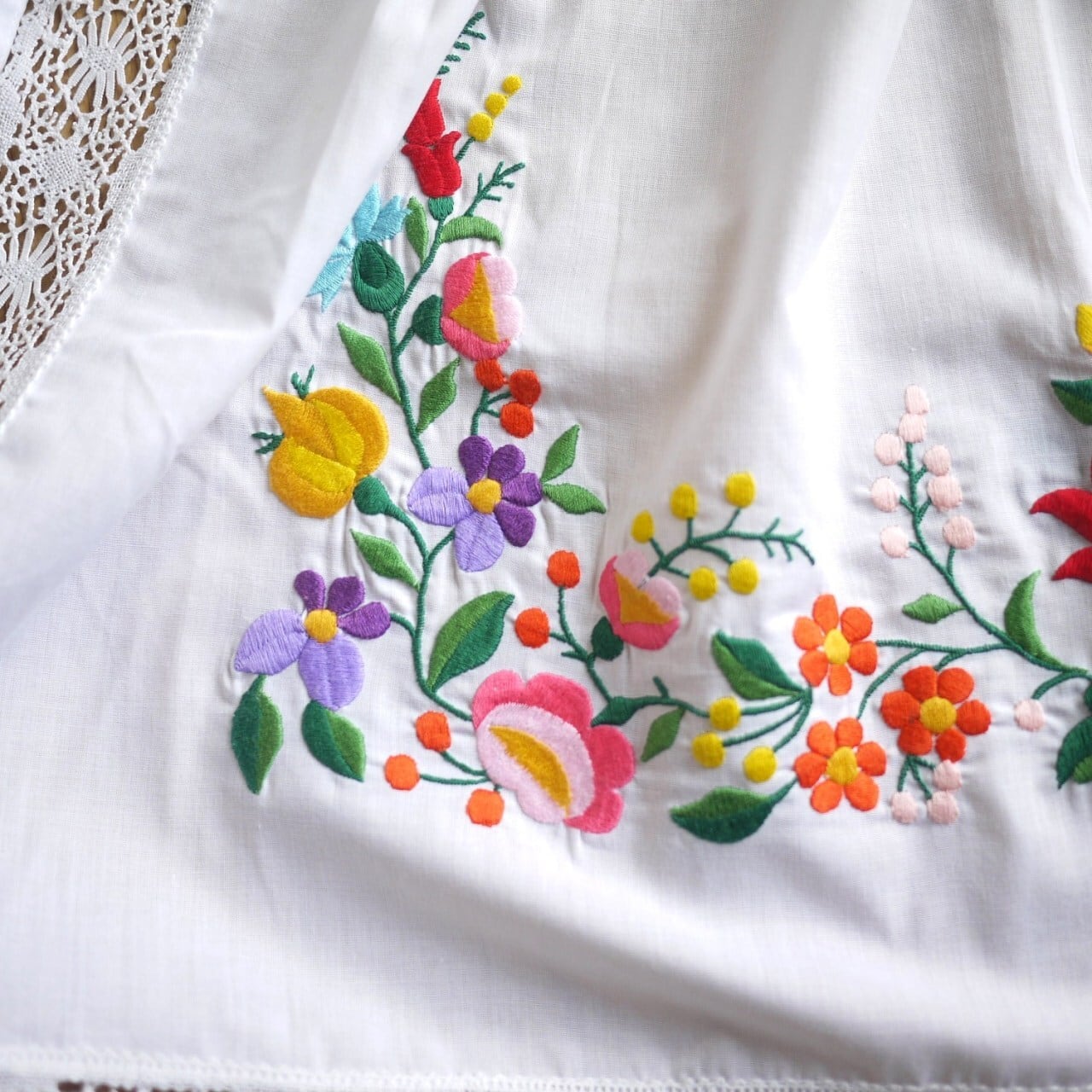 Kalocsa ハンガリー刺繍 レース カロチャ 花柄エプロン ヴィンテージ