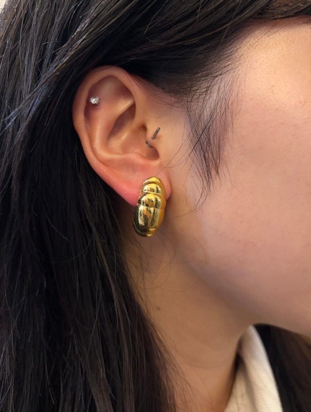 Givenchy/ vintage shell  gold earring.(o)