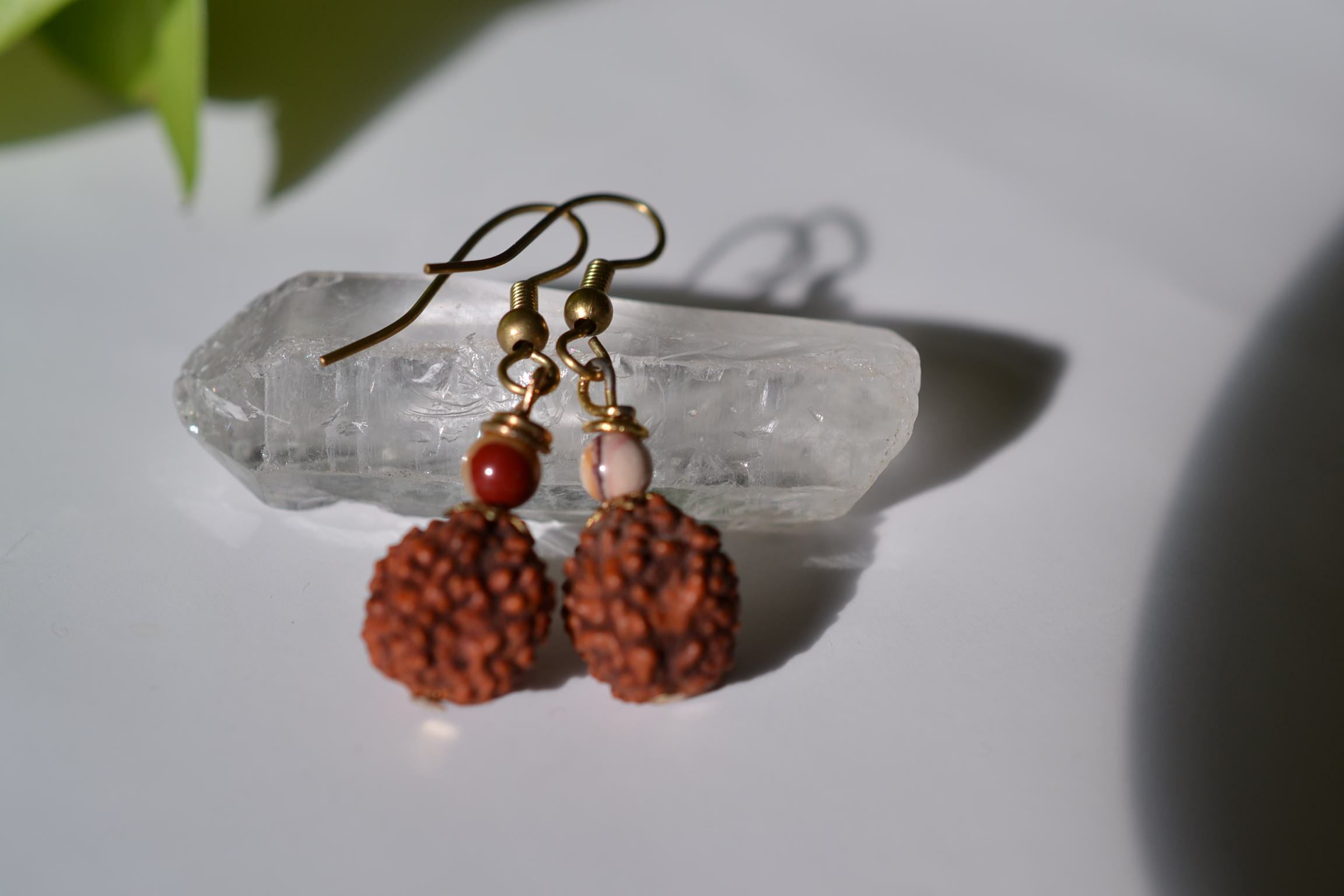 菩提樹の実とレッドジャスパーピアス