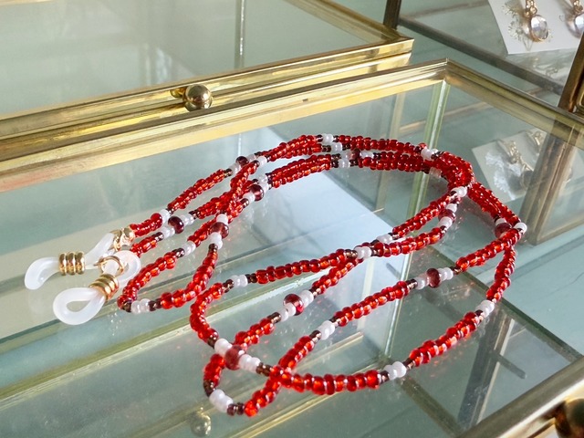 【1月の誕生石】実りの赤を日常に。ガーネットを添えた赤いビーズのグラスコード