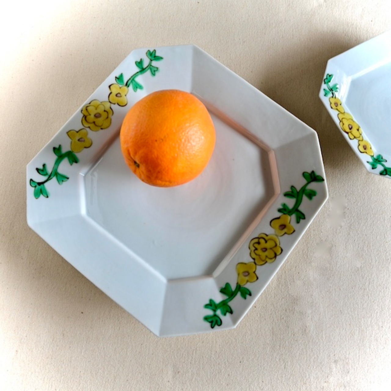 村田菜穂美作　隅切皿　【大】(22cm)  鉄絵花もよう［2104130001451］