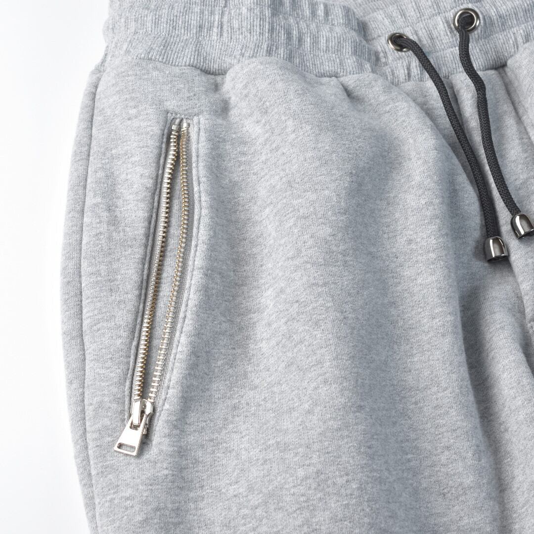 ARBRE アルブル 裏起毛スウェットジョガーパンツ・杢グレイ【メンズ】スッキリとしたブルゾンやニットのボトムに合わせて着てください。