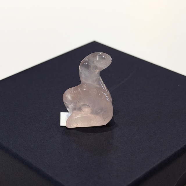 【愛と再生を願う】ローズクォーツ 蛇の彫刻置き物 約17×12×27mm【O8012】