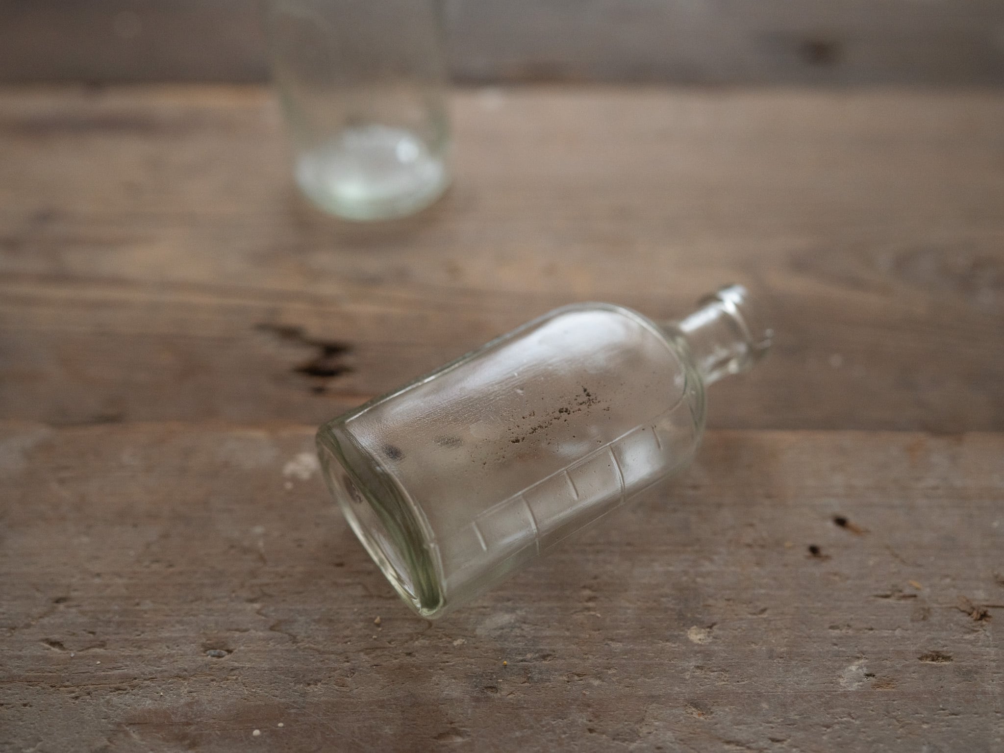 薬が入っていた小さな古いガラス瓶（A）