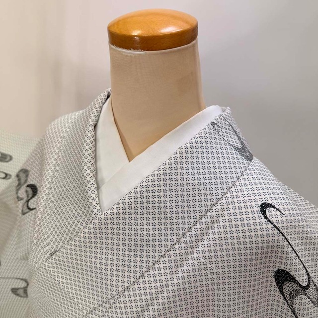 小紋 洗える着物 裄64.6cm 身丈158cm 花柄 袷 お洒落着 普段着 ポリエステル 白 黒 美品 M サイズ 5159