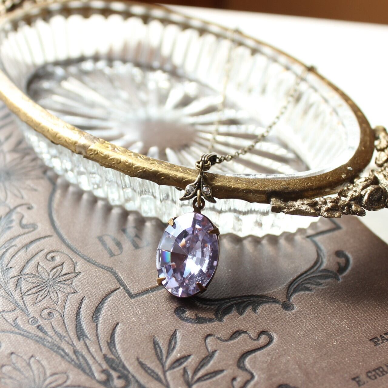 不思議な変色ガラス アレキサンドライト ヴィンテージ・スワロフスキー