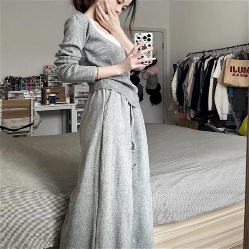 セットアップ ルームウェア パジャマ ツーピース 部屋着 寝巻き 袖あり 長袖 Vネック ロング かわいい 大人可愛い カジュアル きれいめ シンプル カジュアル 大人 上品 おしゃれ お洒落 かっこいい こなれ感 ラブリー キュート ガーリー クール 主役級 存在感 無地 春 秋 10代 20代 30代 40代 レディース 女性用 ママ デート 女子会 お泊まり 休日 運動 ジム 着回し 普段使い お揃い 双子 韓国 韓国系 オルチャン ファッション コーデ スタイル 楽ちん ワンサイズ グレー