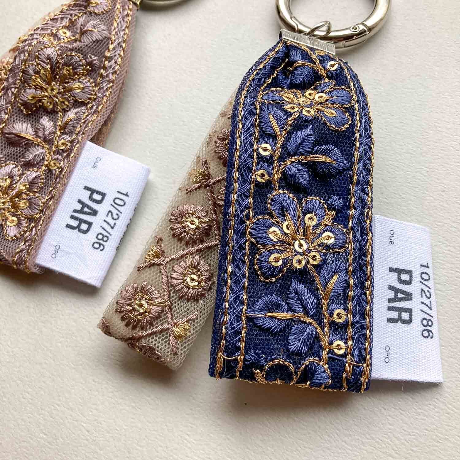 タグ付き刺繍リボンのバッグチャーム | Dua-アクセサリーパーツショップ