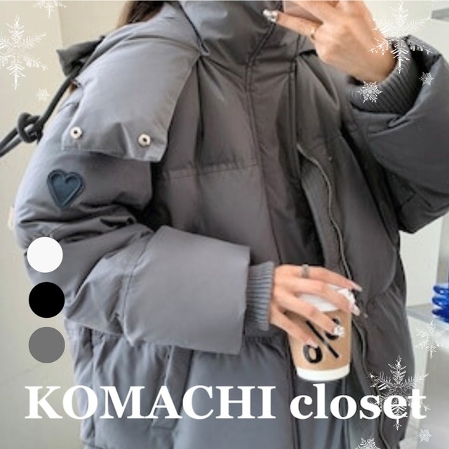 ★動画あり★【送料無料】ハートワッペン付き中綿アウター 中綿コート 中綿アウター ショート丈 フード付き アウター コート 白 ホワイト 黒 ブラック 灰色 グレー 2XL 韓国 オルチャン レディース ダウン風 大きいサイズ ぽっちゃり フード カジュアルコート カジュアルアウターストリート 可愛い 大人可愛い かわいい 長袖 おしゃれ お洒落 オトナ女子 大人女子 クール カジュアル シンプル かっこいい 抜け感 こなれ感 デート 着回し 普段使い 重ね着 母 ママ 楽ちん 子連れ