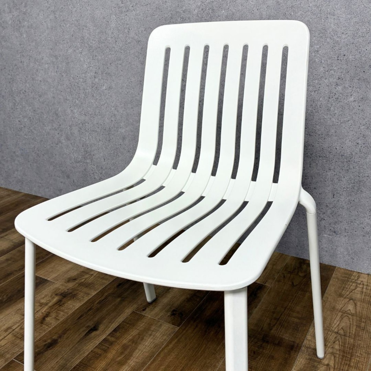 【展示品】MAGIS PLATO CHAIR white マジス プラート チェア ホワイト スタッキング可能 屋外使用可能 ダイニングチェア ガーデンチェア デザイナーズ家具 ホワイト系【送料無料】