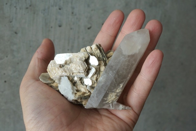 パキスタン スカルドゥ産マスコバイト/クォーツ Muscovite / Quartz 1658