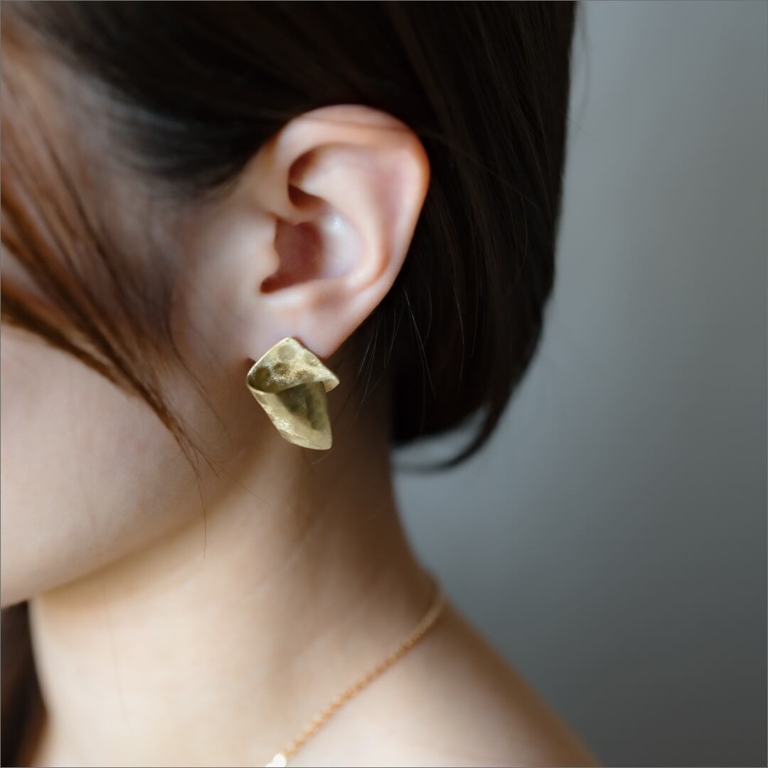 スタッドピアス｜hanbunco 槌目仕上げ 〈無垢真鍮〉 | Sorelle .