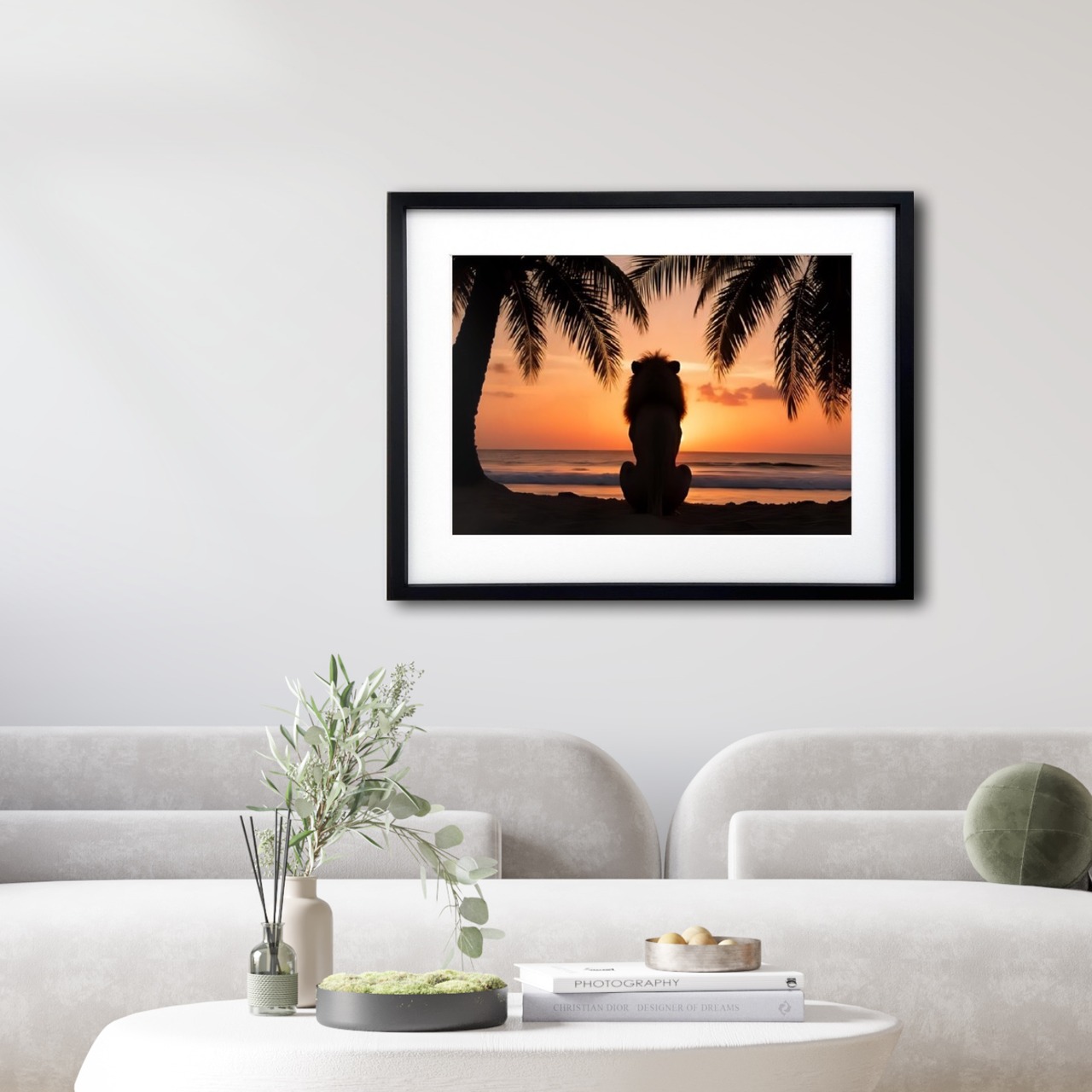 故郷を想うライオン｜夕焼けを見つめる癒しのライオンアートポスター｜南国ビーチの静かな物語を空間に添える｜A3ポスター