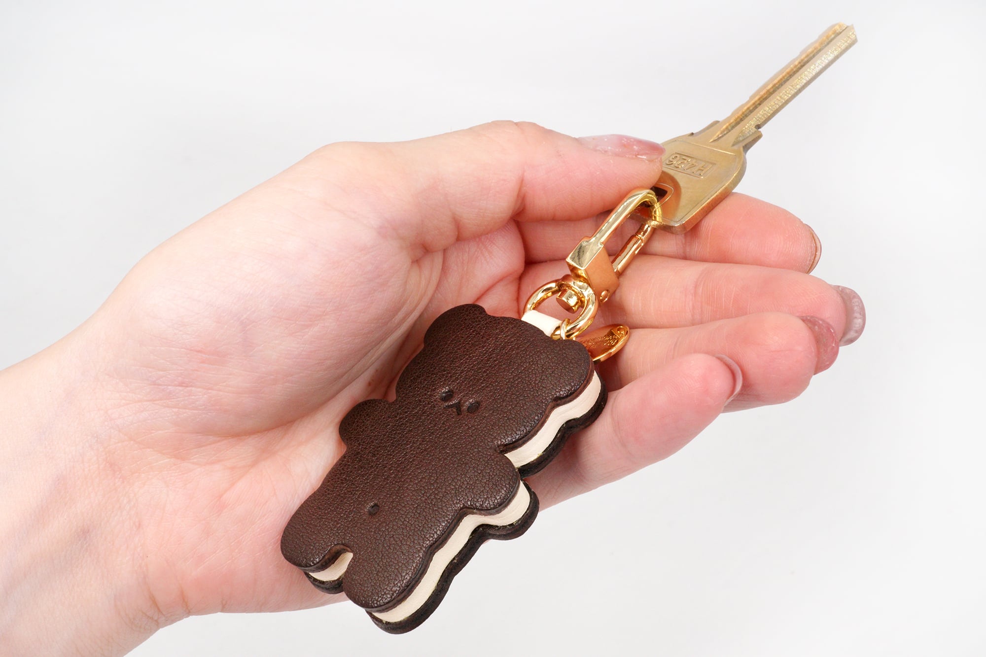くまちゃんクッキーサンドのキーホルダー（本革製）／お菓子な革小物