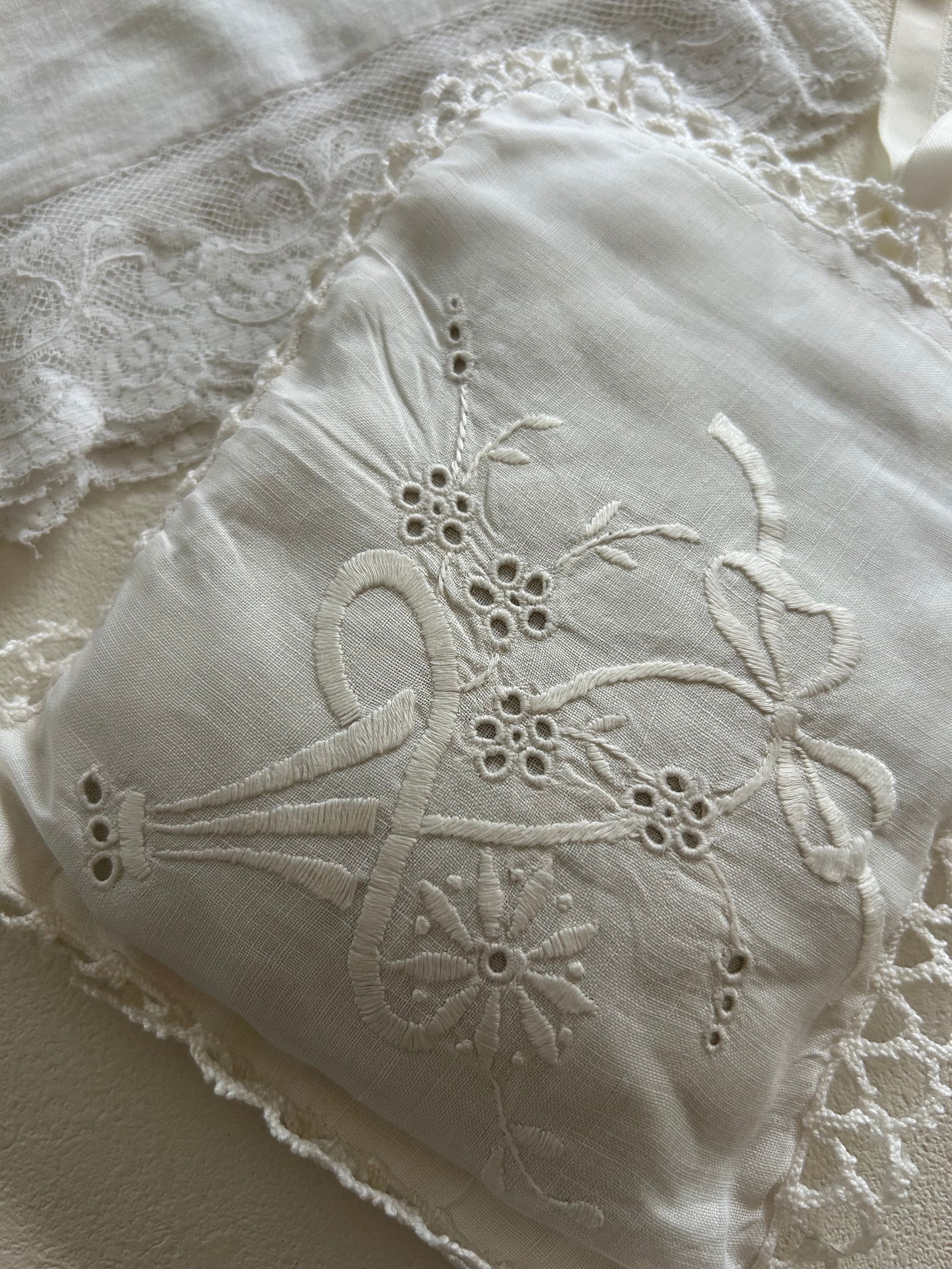 最終 英国Vintage ラベンダーのサシェバッグ サシェ ホワイト刺繍 花籠 Ruban リボン柄 カットワーク インテリア 撮影小物