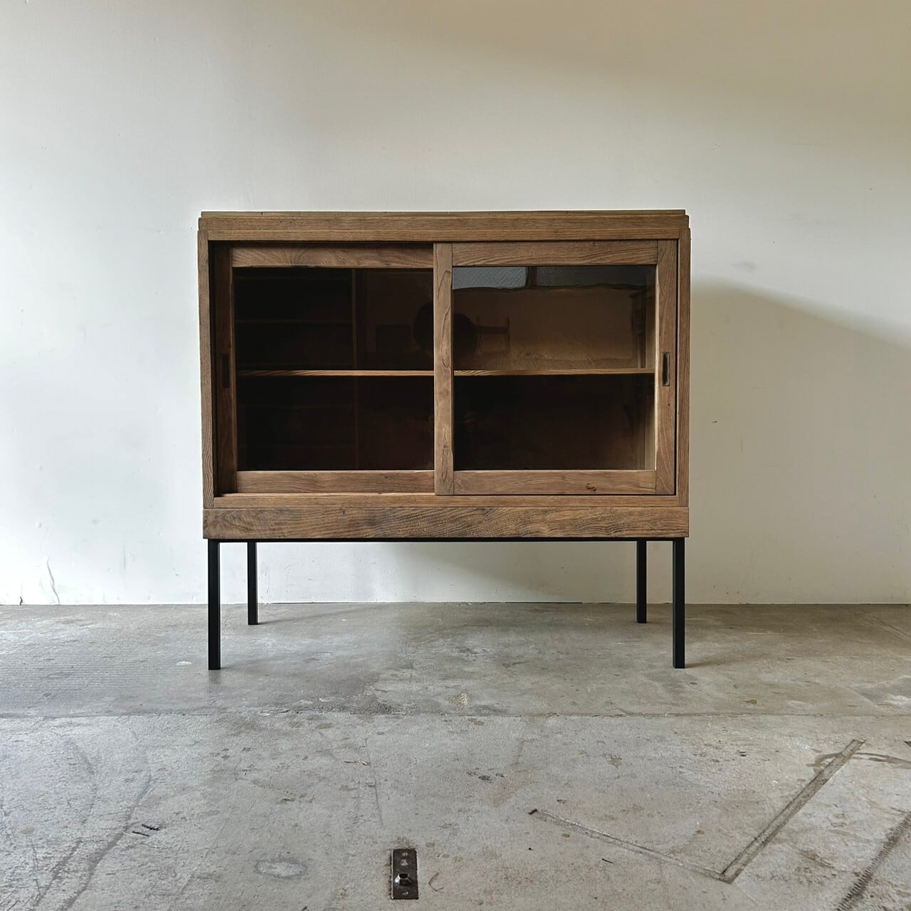 鉄脚のキャビネット　ガラスケース　0801