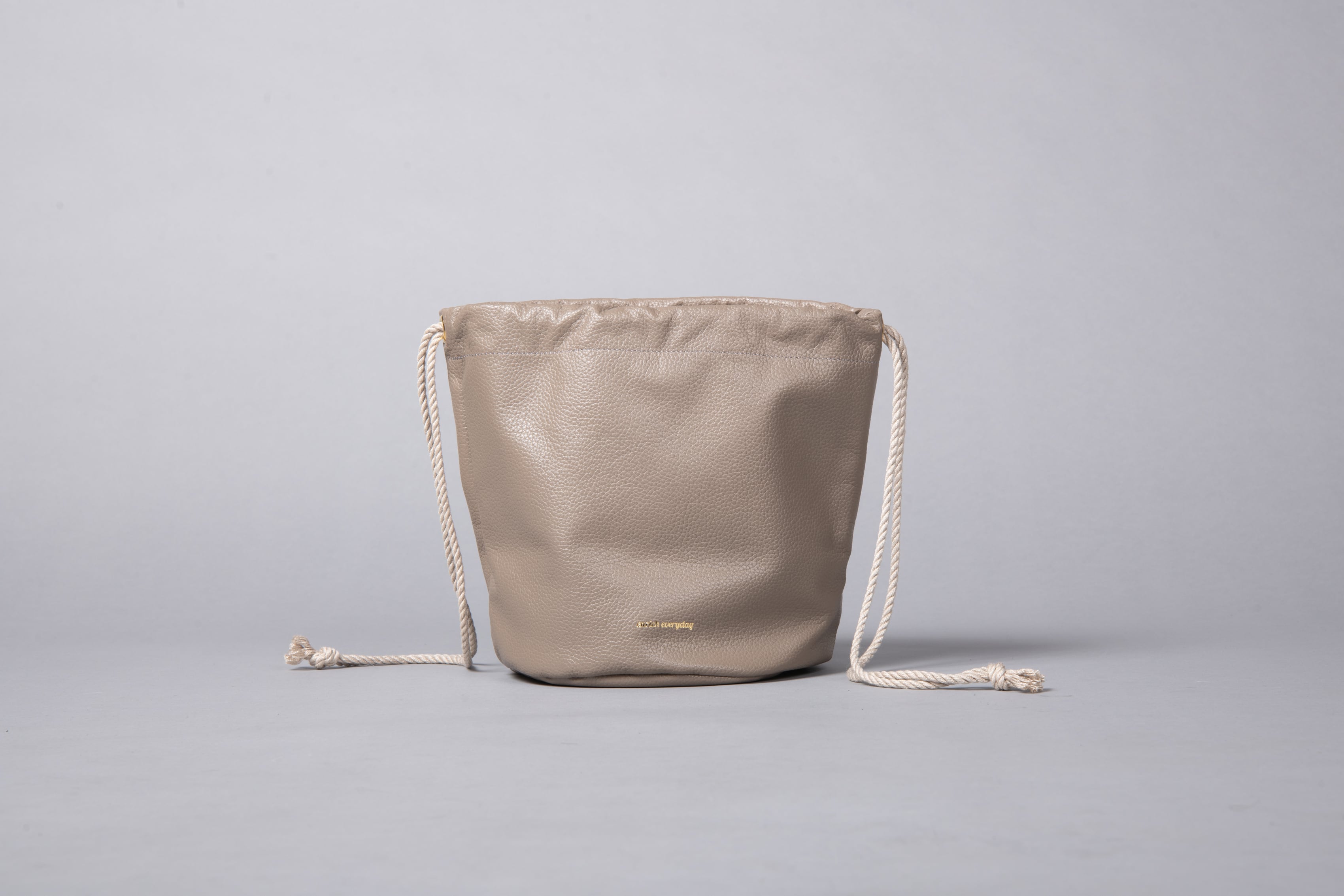 （紐グレージュ）enricheveryday Everyday shoulder BAG／GREIGE （巾着ショルダーバッグ／グレージュ ）