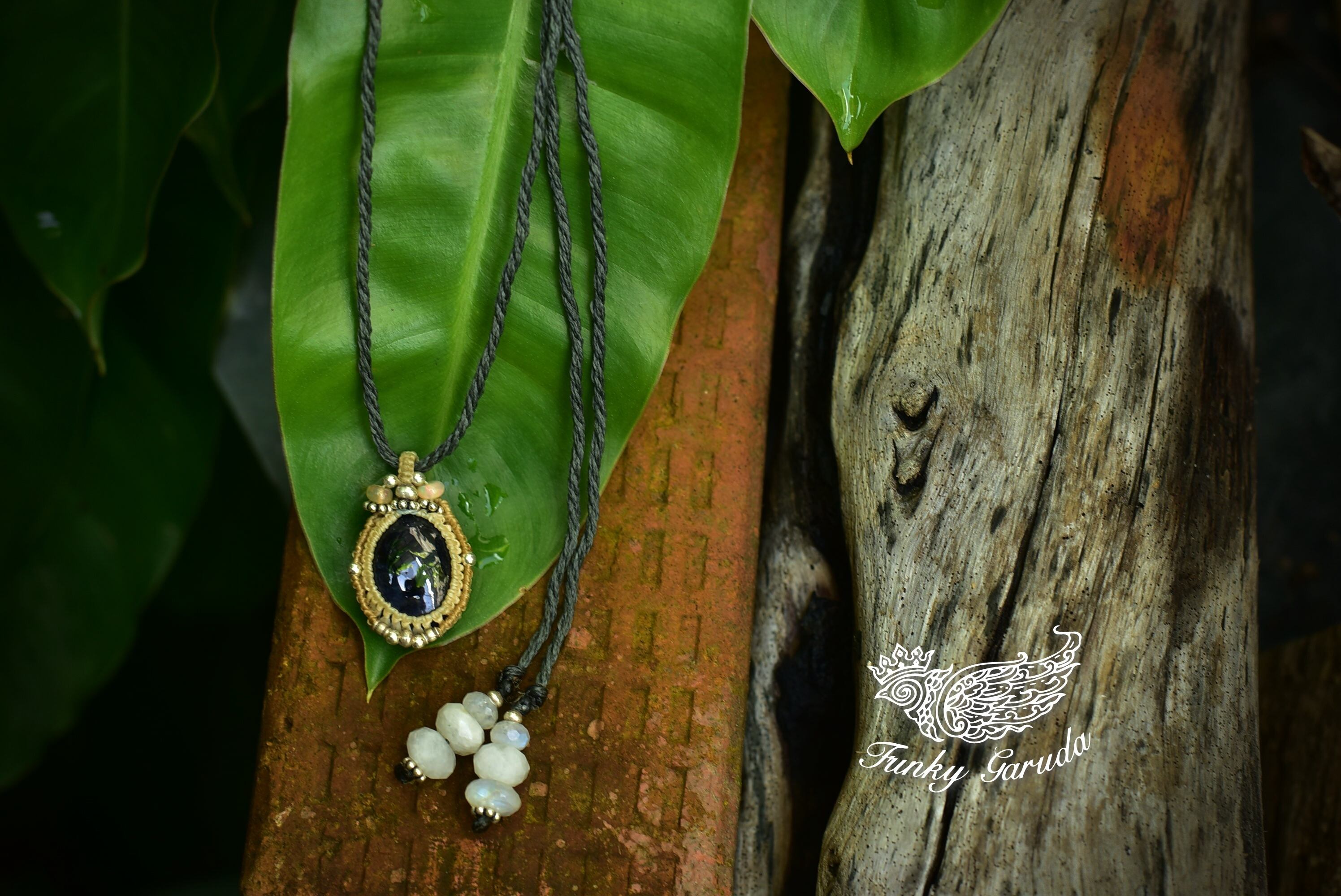 深い海★ディープブルーサファイア シンプルマクラメペンダントsafa004