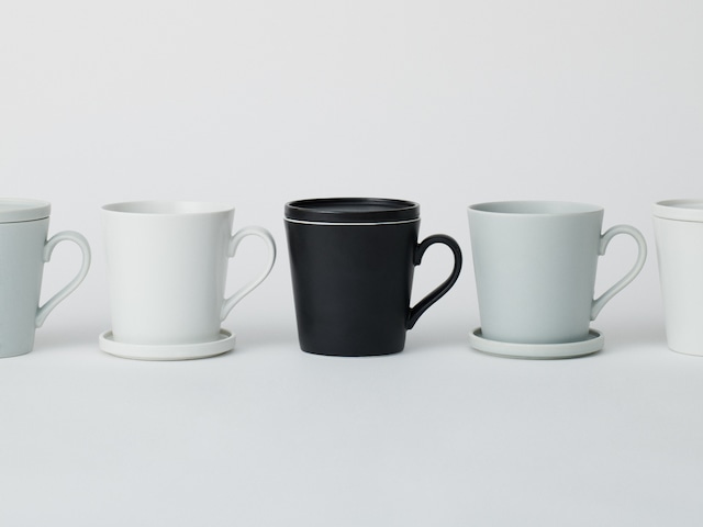 重なるマグと、日々積み重ね。デスクの上にピントを合わせる「FOCUS MUG」