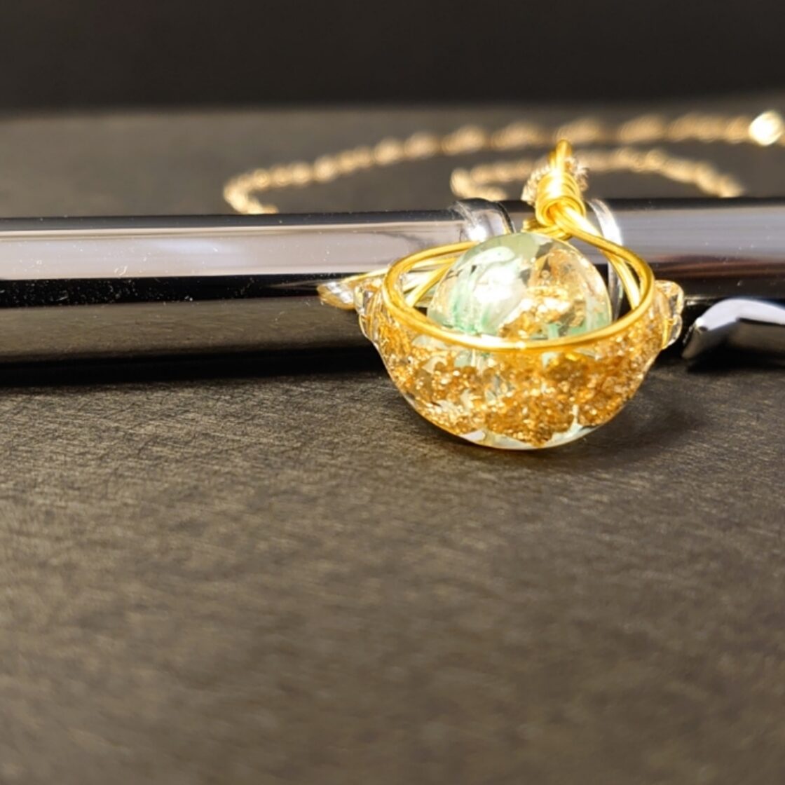 金の指輪に浮かぶ緑の花びらネックレス | Pay ID