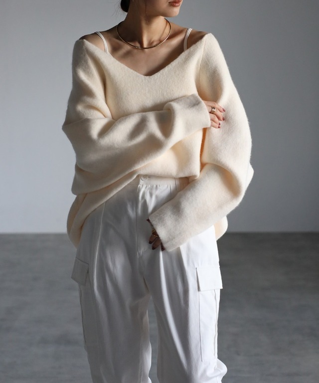 アームウォーマー付きVネックニット