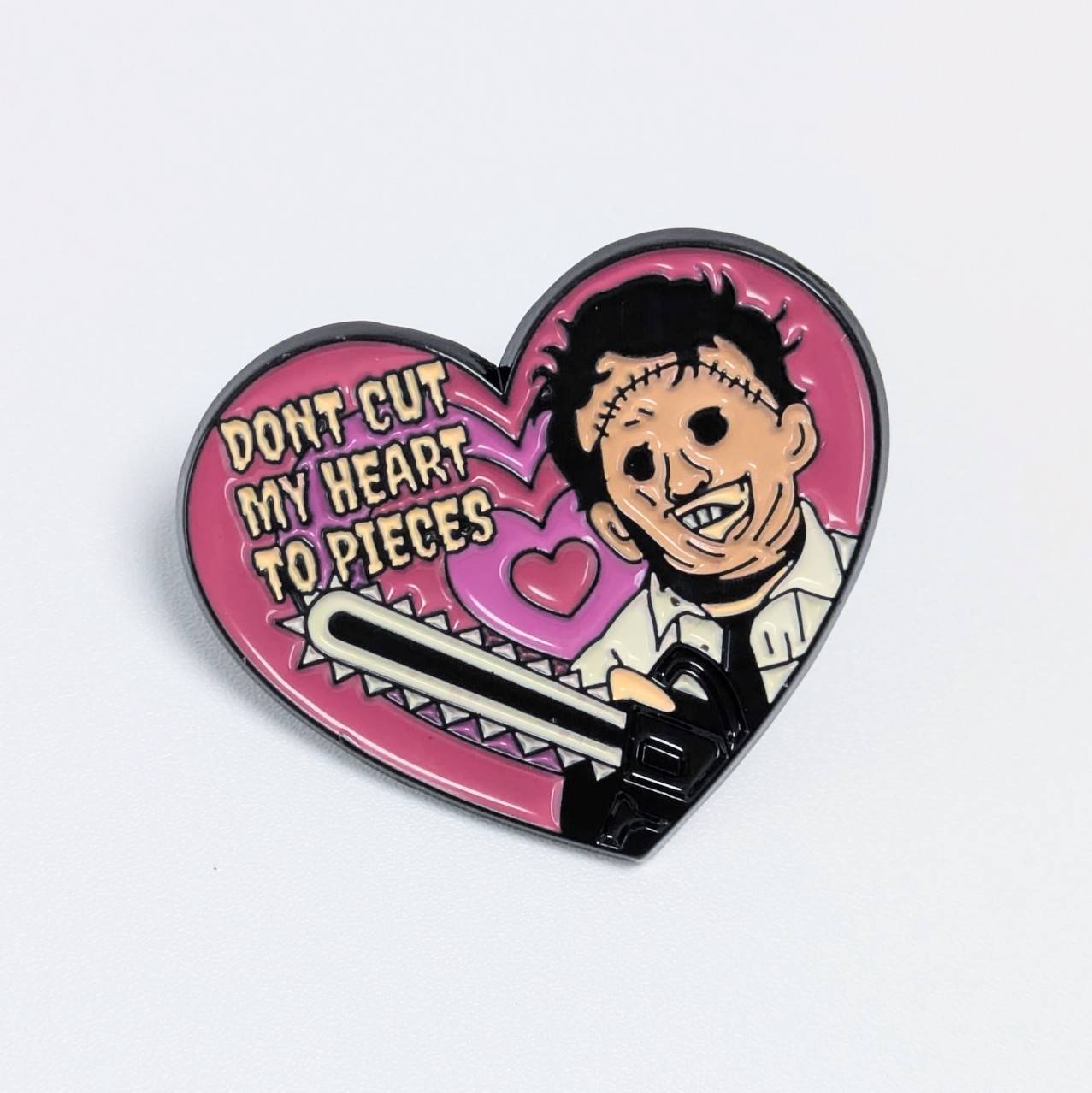 送料無料！ ☆ピンズ PINS☆ピンバッジ 【 悪魔のいけにえ 】 レザー