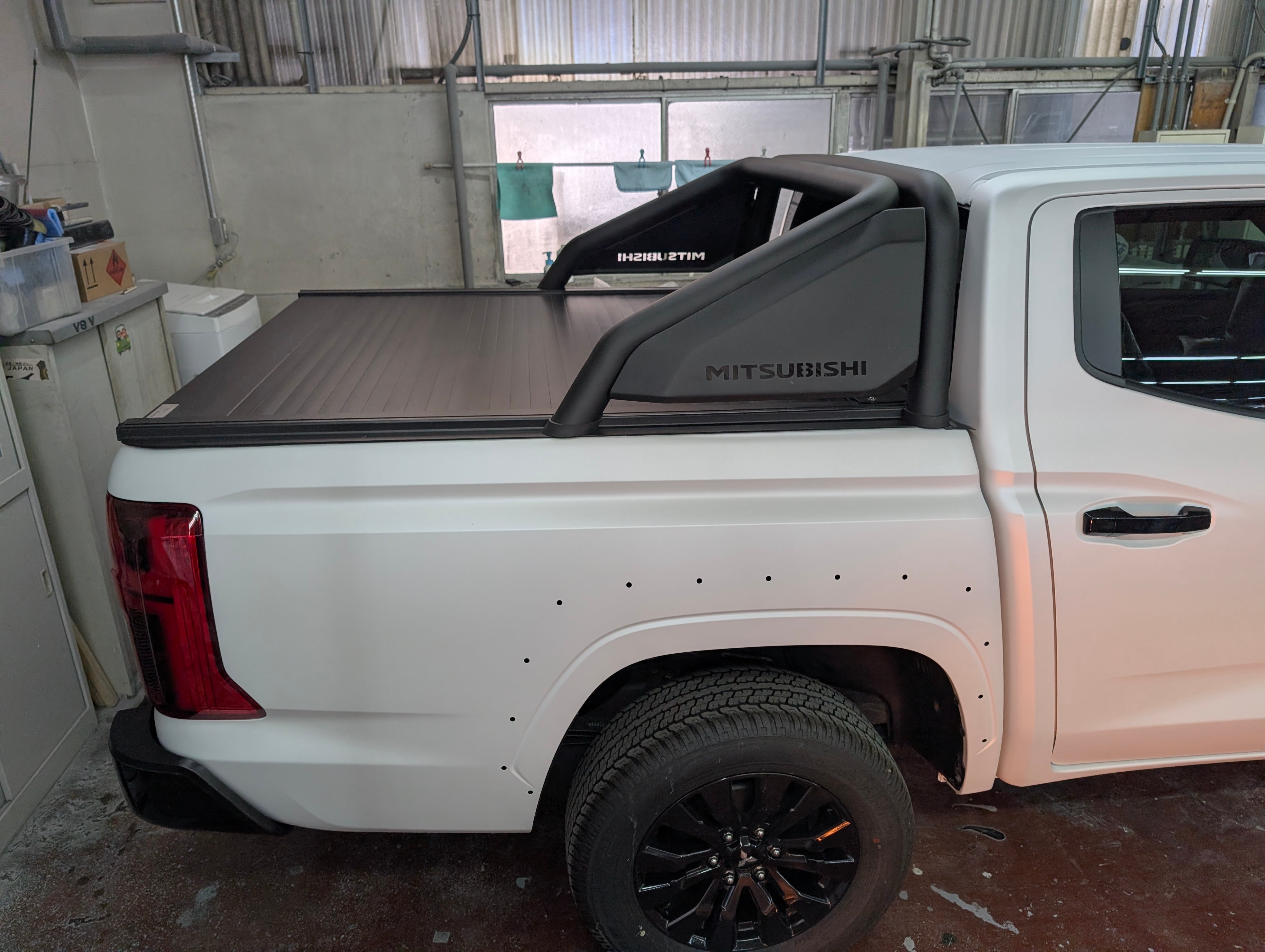 トライトン 純正 スタイリングバー 次回入荷時期未定】 MDF 新型トライトン 手動トノカバー＆純正スポーツ