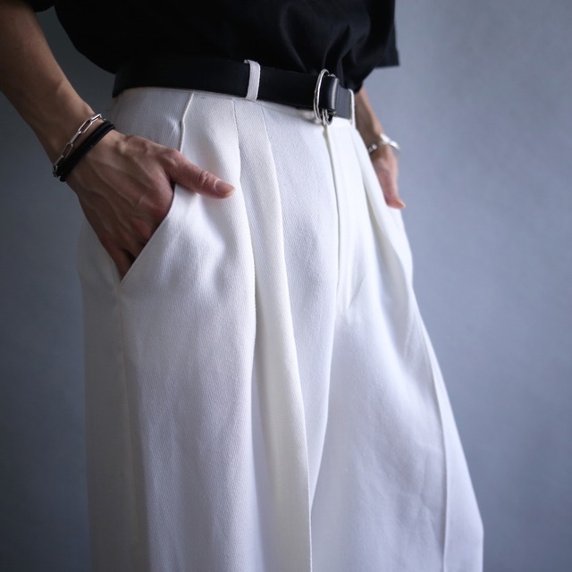 2-tuck tapered silhouette off-white wide slacks