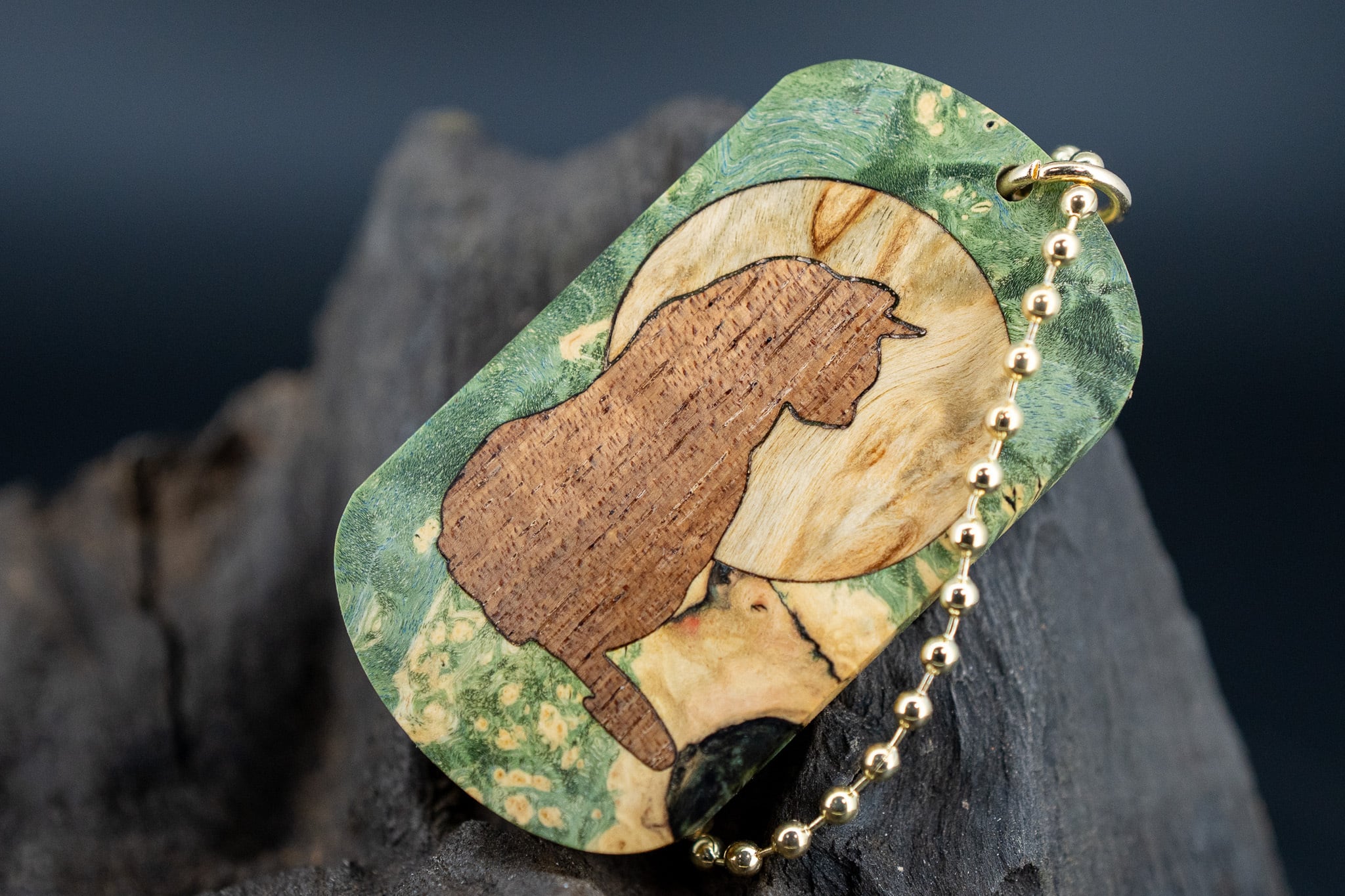 【カナダの象徴】 ハードメープル 瘤杢 スタビライズウッド ドッグタグ 象嵌 横を向く上品な猫