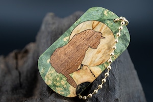 【カナダの象徴】 ハードメープル 瘤杢 スタビライズウッド ドッグタグ 象嵌 横を向く上品な猫