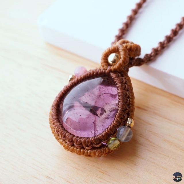 潤い閉じ込めたしずく♪ 大きめなしずく型アメジストのマクラメネックレス