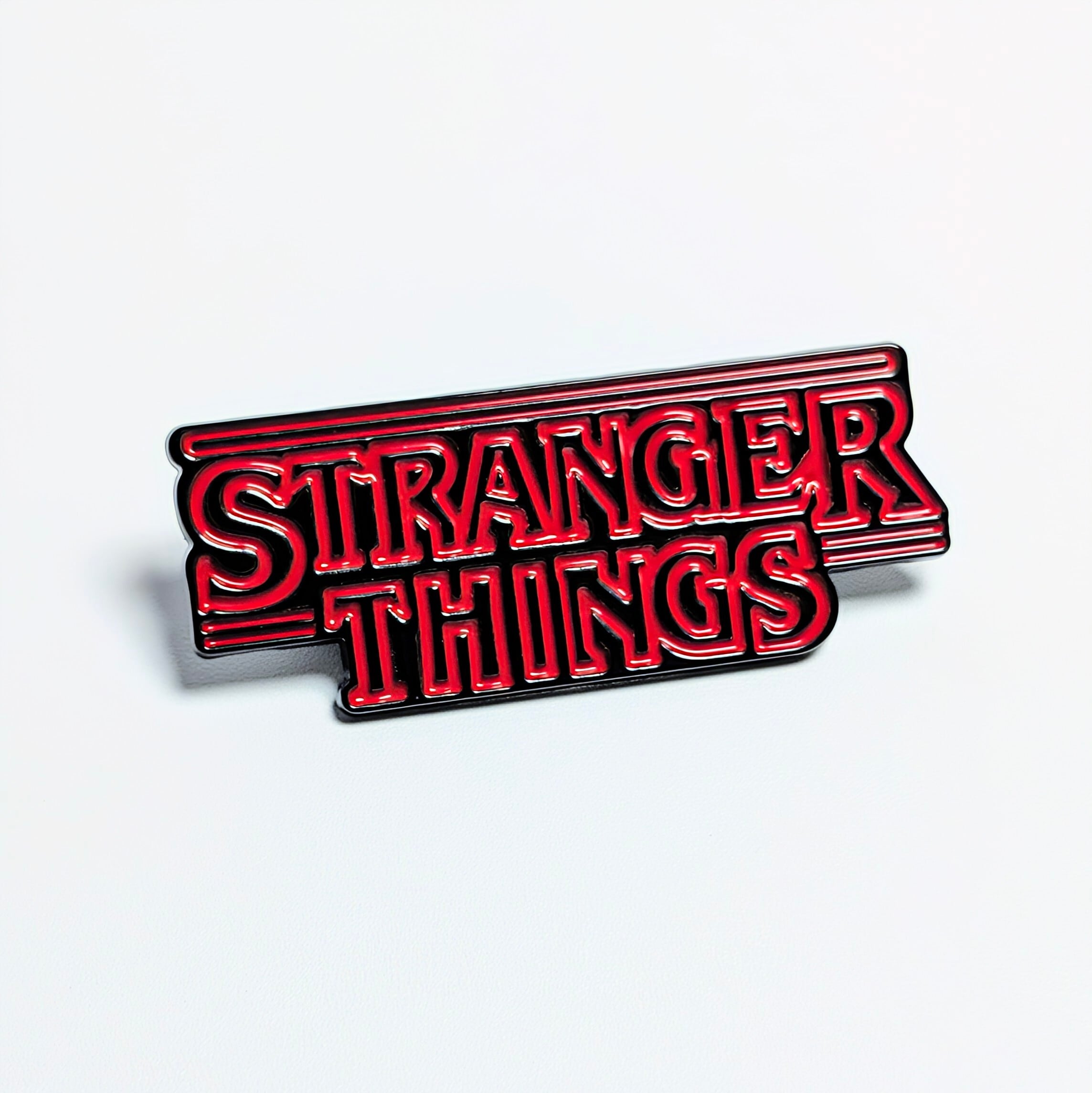 送料無料！ ★ピンズ PINS★ピンバッジ【 Stranger Things ( ストレンジャーシングス ) 】 ロゴピンズ〚アメリカン雑貨 アメトイ〛