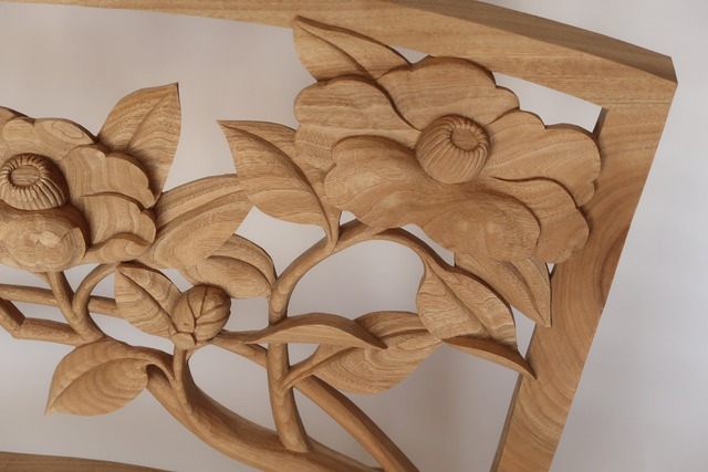 Flowing Camellias ― An Original Wood Relief by Tessō Mori