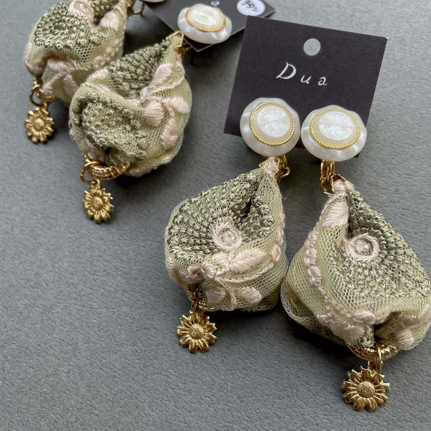 白ボタンとグリーンリボン風船タッセルの〈ピアス/イヤリング〉 | Dua