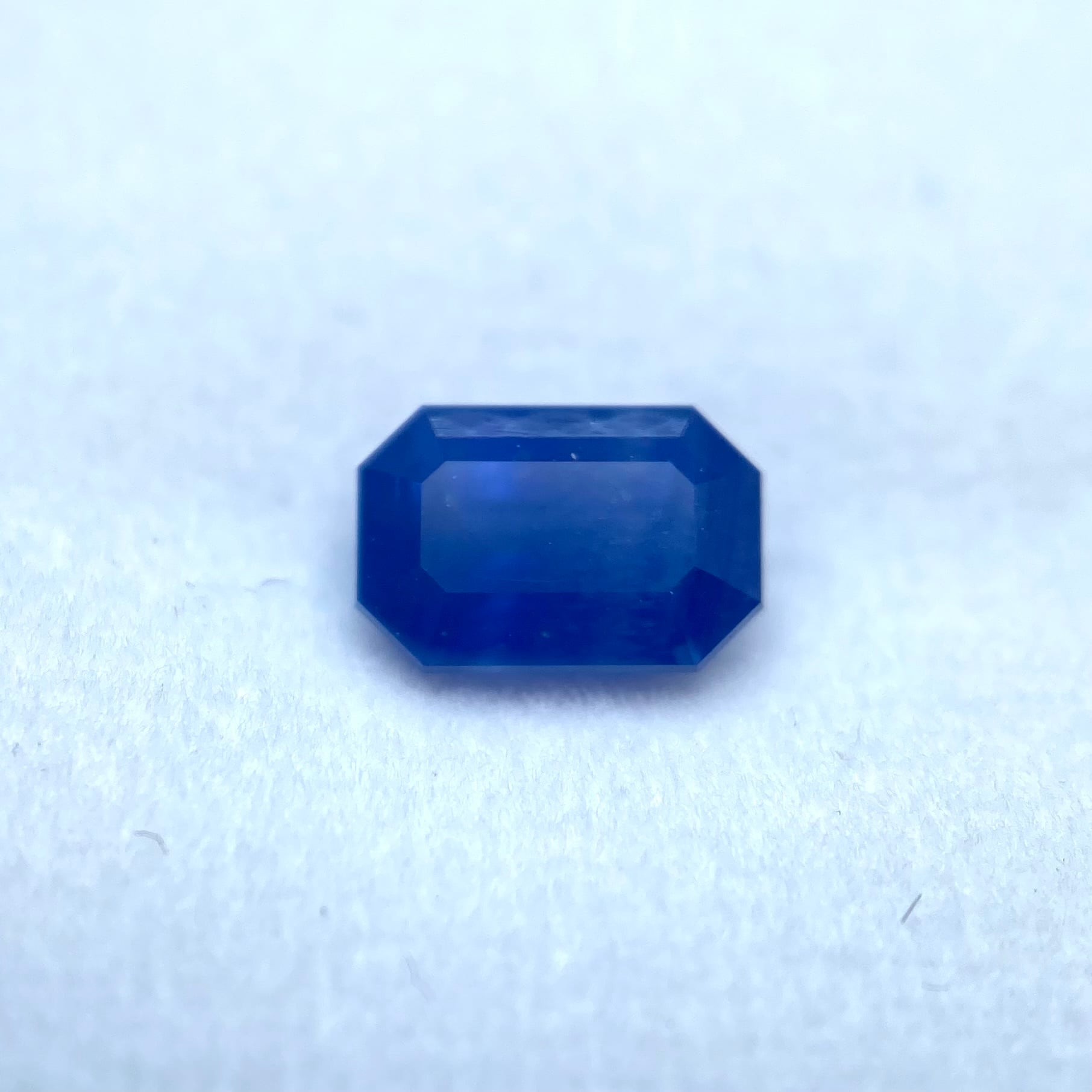 個性派　濃いミルキーブルーのサファイア