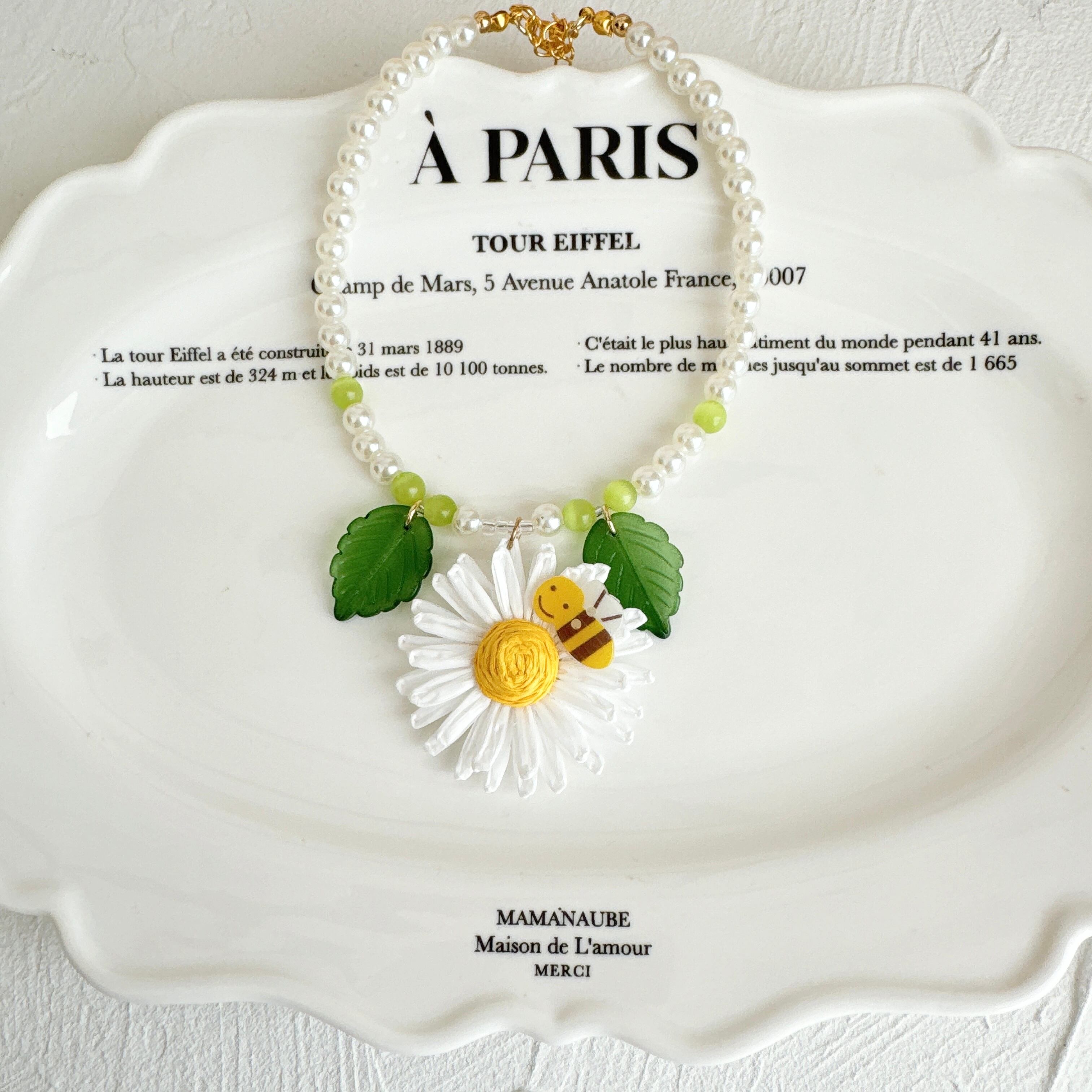 ハチさんマーガレットネックレス