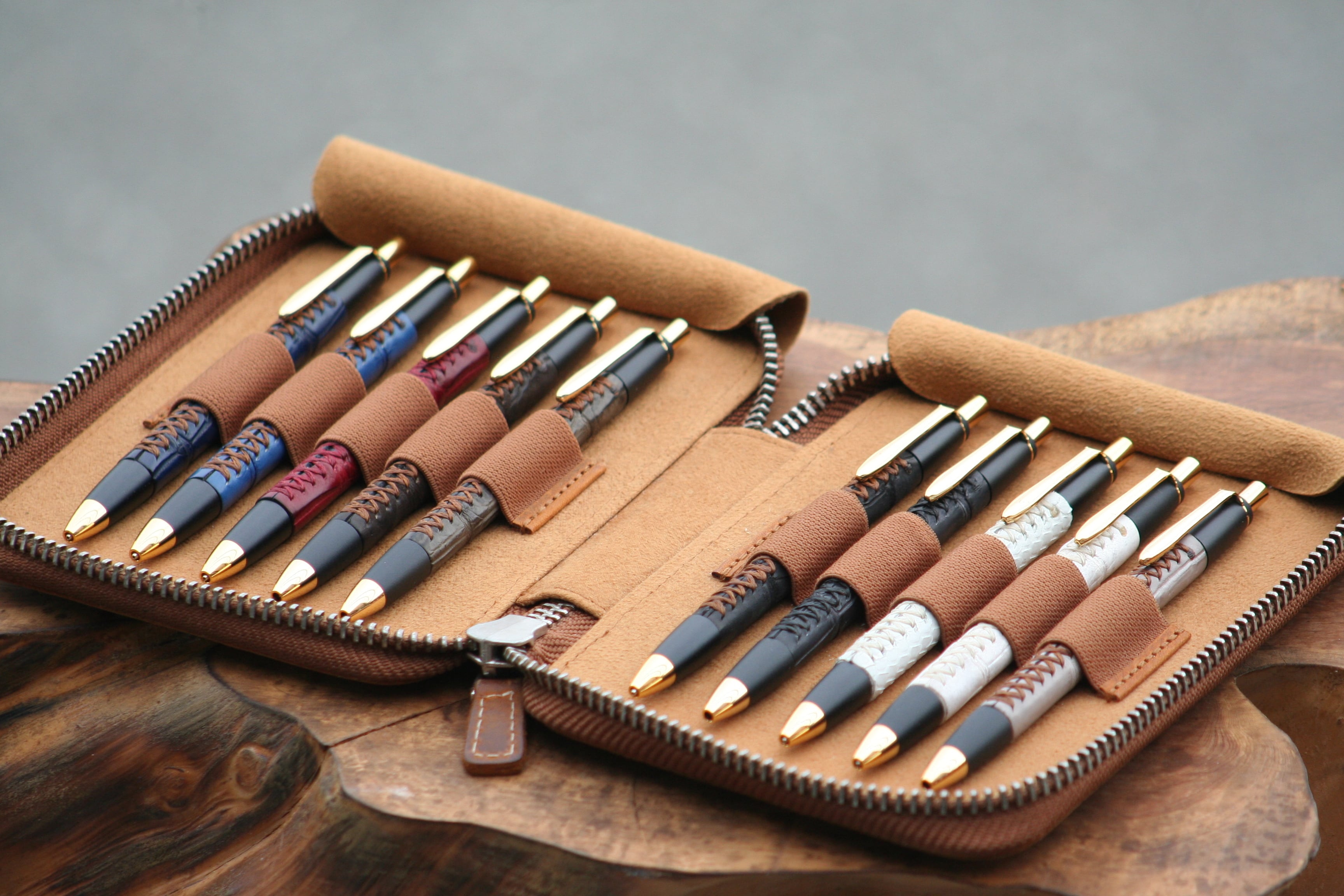 ☆不定期販売☆ 革軸ペン【クロコダイル ストーングレー】 | Schicksal