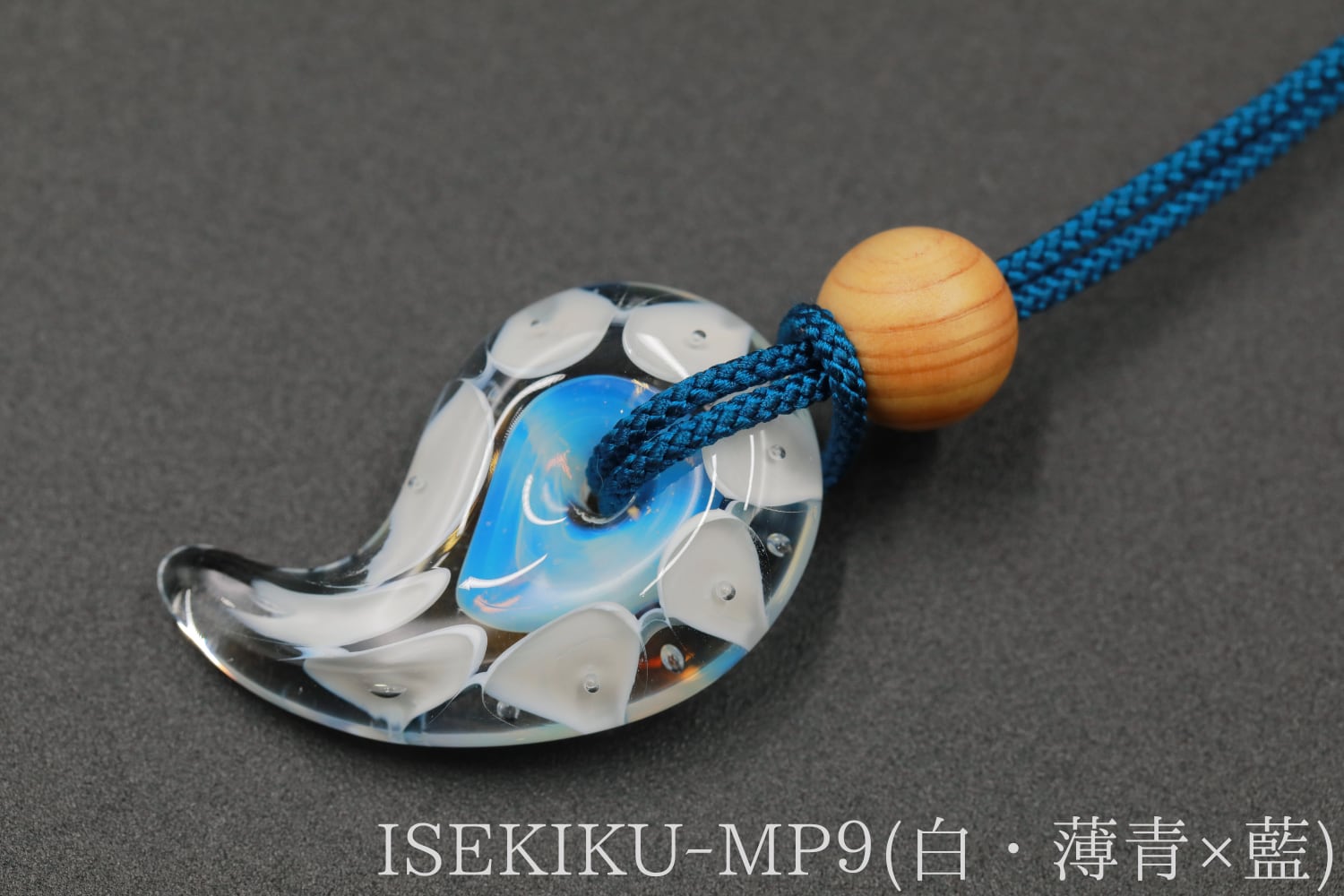伊勢勾玉と伊勢檜のペンダント | 伊勢 菊一【 オンラインショップ 】