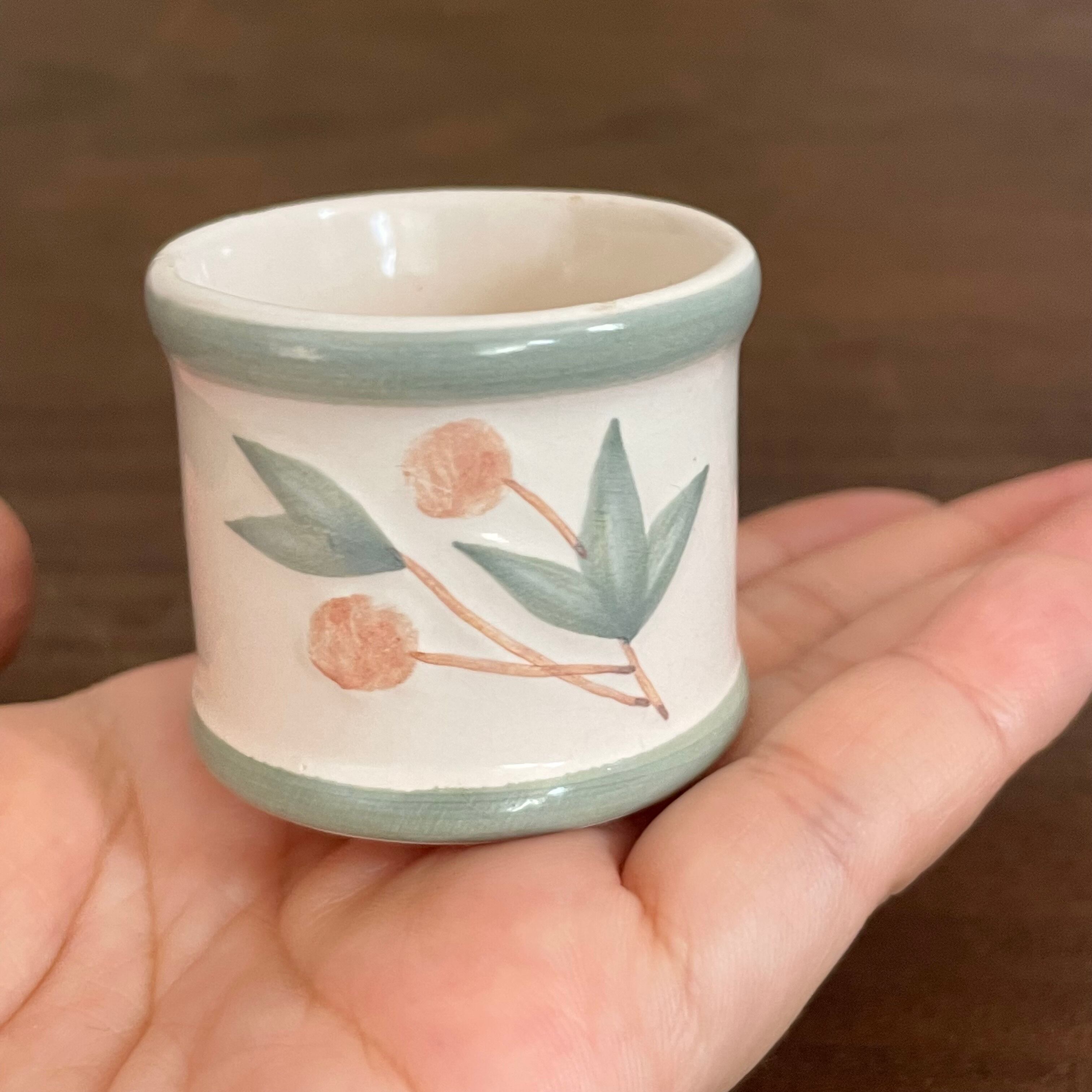 小さな花模様のエッグスタンド