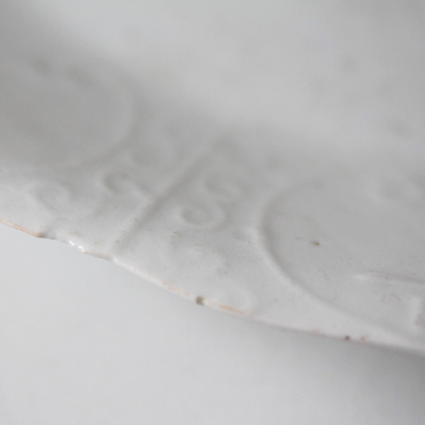 アンティーク 古九谷白磁の陽刻文字模様の輪花皿 d22.1cm Antique