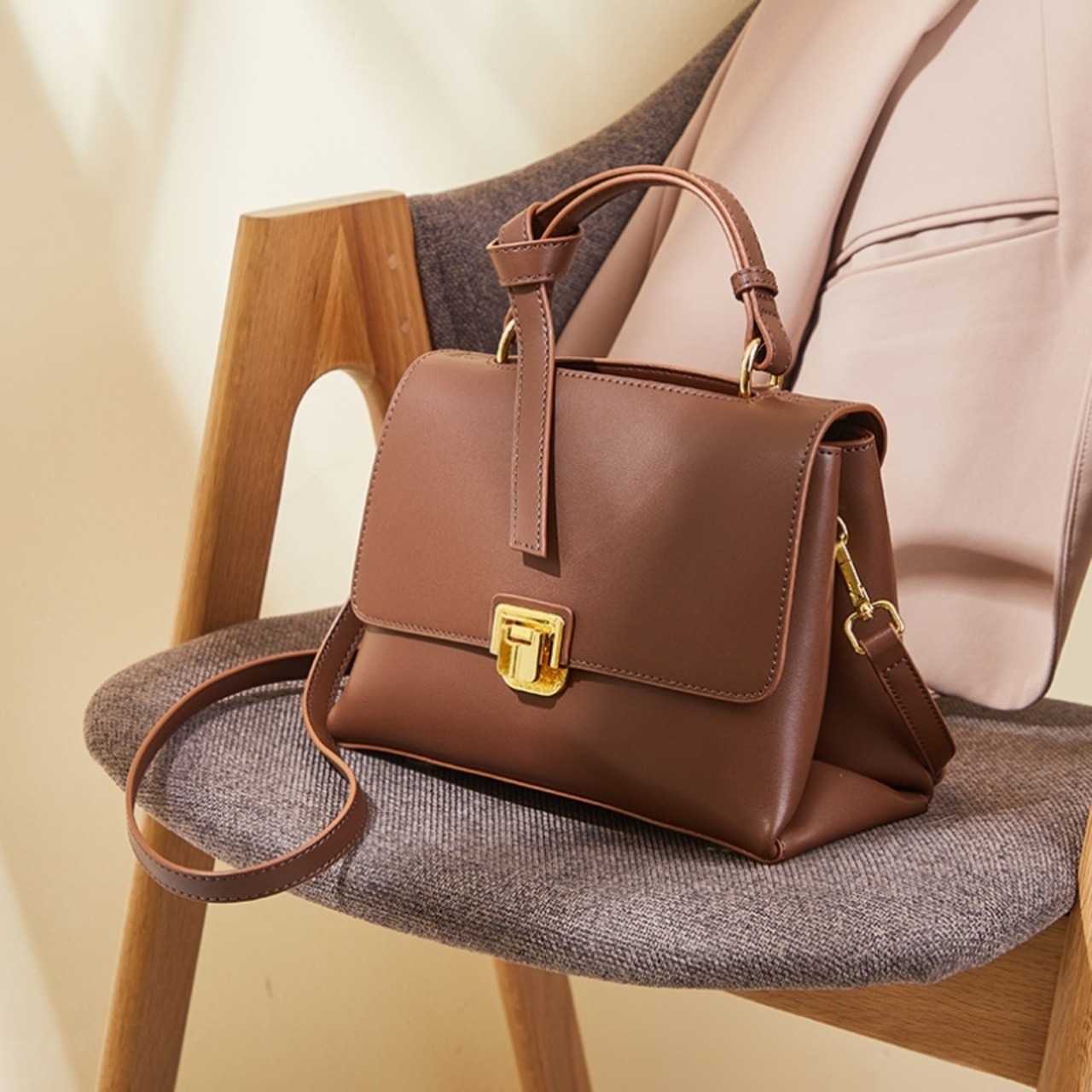 トリーバーチ レザー ショルダーバッグ タッセルチャーム ブラック  